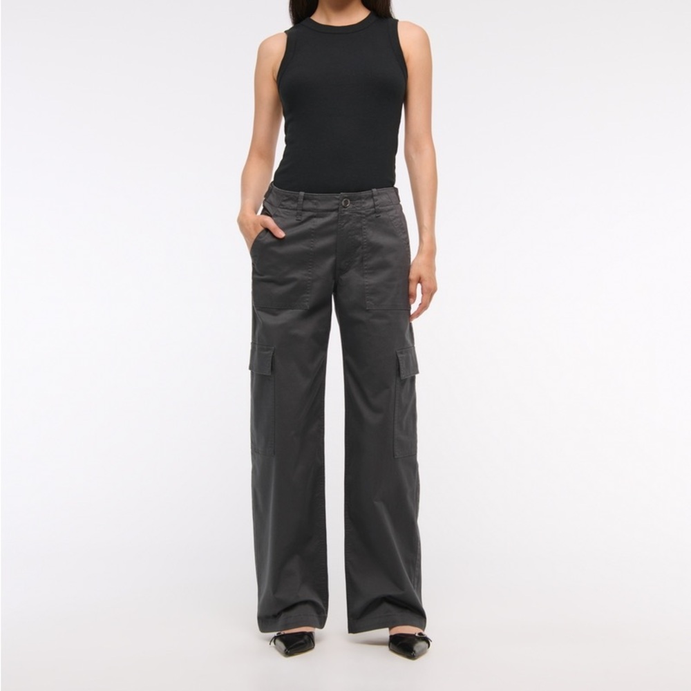Abercrombie & Fitch Low Rise Loose Cargo Pants in Ivory Size 4S 27